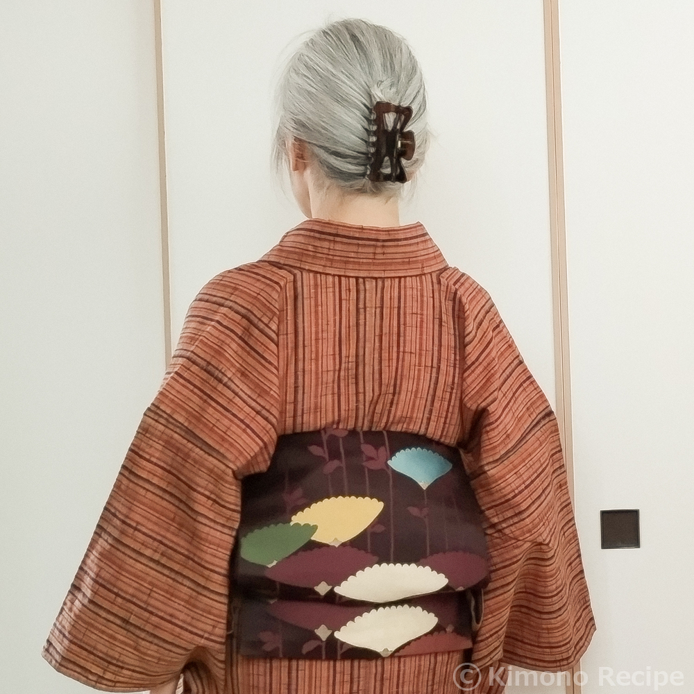 多色縞のウール紬に銀座結びの茶系コーデ | きものレシピ